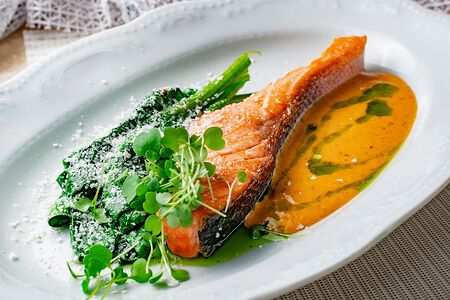 Филе лосося в соусе Ромеско со шпинатом