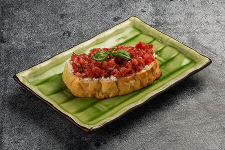 Брускетта с томатами и рикоттой