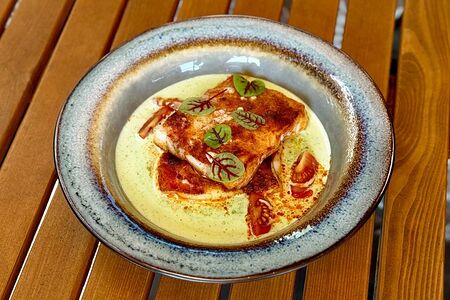 Белая рыба на сливочно-шпинатной подушке