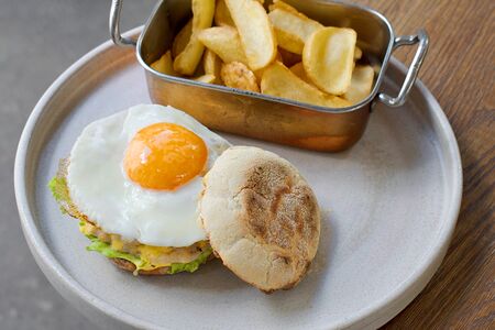 Английский маффин с куриной котлетой и картофельными дольками