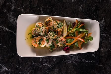 Креветки тигровые в чесночном соусе с зеленым маслом