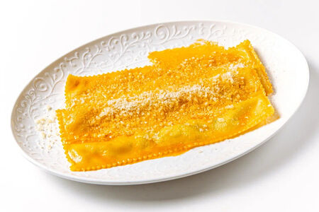 Каннеллони с креветками и тыквенным пюре с соусом биск