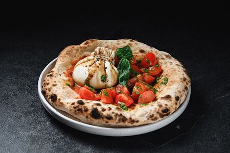 Фокачча с бурратой и томатами