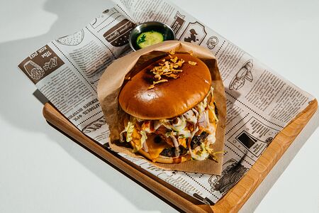 Гамбургер с сыром фри и соусом блю чиз