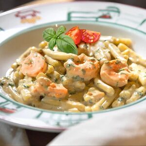 Казаречче с лососем и креветками