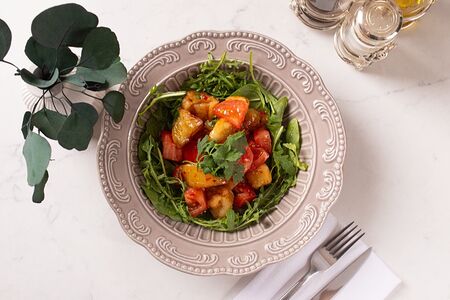 Салат с хрустящим баклажаном и томатами