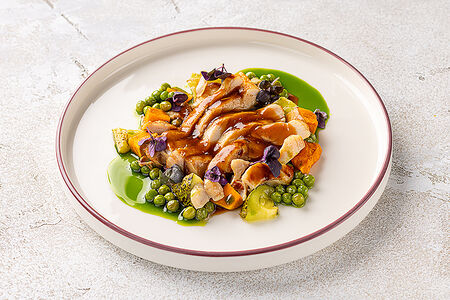Бедро цыпленка с овощным соте