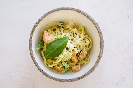 Лингвини с лососем, брокколи и соусом песто