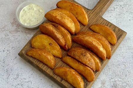 Картофель по-деревенски с белым соусом