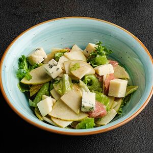 Салат с сыровяленой свининой, грушей и сыром дорблю