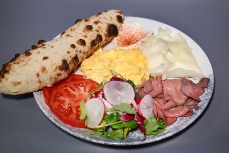 Неаполитанский завтрак с ростбифом