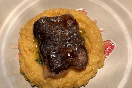 Сом, запеченный в двух травах