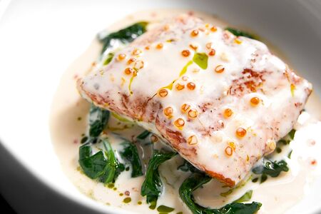 Стейк нерки с соте из цукини и шпината, соусом шампань и красной икрой