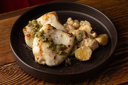 Кальмар на гриле с овощами