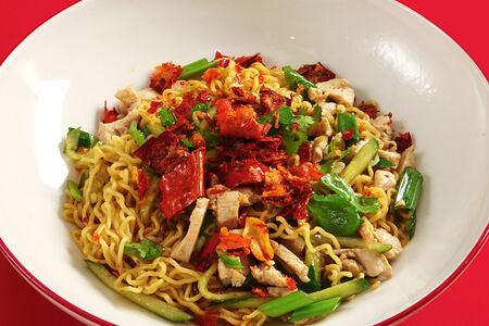 Салат с курицей и яичной лапшой