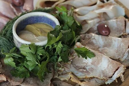 Мясные деликатесы