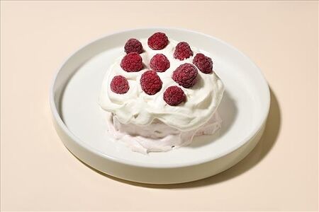 *Протеиновые панкейки со взбитым кремом и ягодами