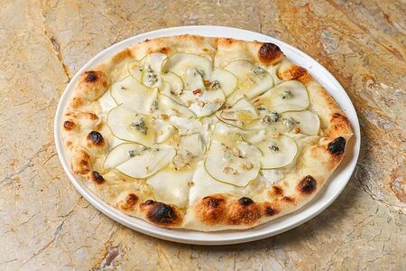 Пицца с грушей, горгонзолой, медом и орехами