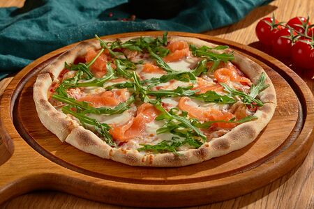 Пицца с лососем слабой соли