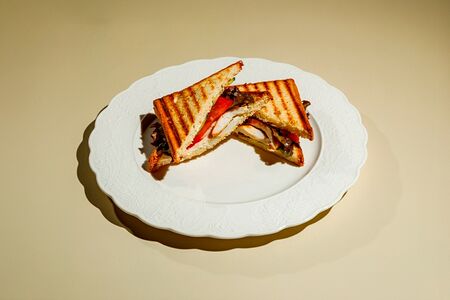 Сэндвич на тостовом хлебе с цыплёнком