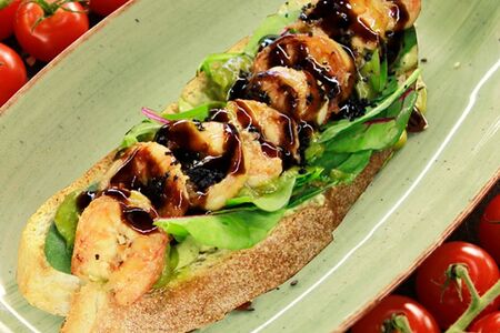 Брускетта с тигровой креветкой и авокадо