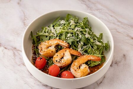 Салат с креветками, рукколой и кунжутной заправкой