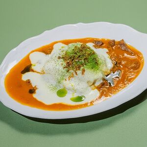 Томленые говяжьи щечки с картофельным пюре, трюфельным маслом и сырным соусом