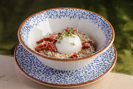 Сливочная гречка с яйцом, вялеными томатами и пармезаном