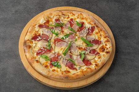 Пицца с грушей и копченым балыком
