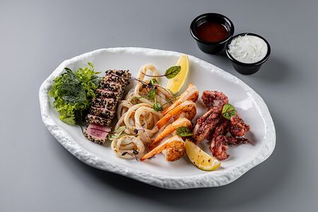 Ассорти морепродуктов на гриле 