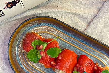 Рулетики из печеного перца с рваной курицей