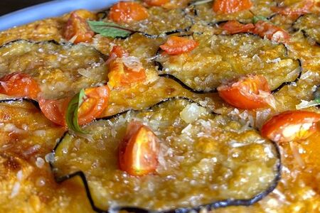 Фокачча с баклажаном и томатами