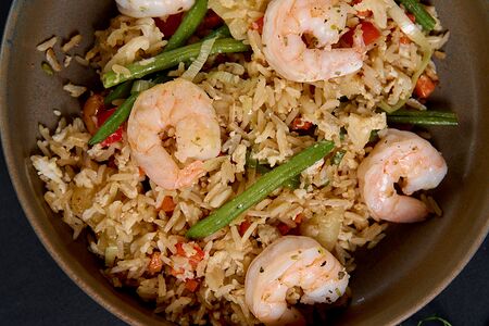 Жареный рис по-тайски с тигровыми креветками и ананасом