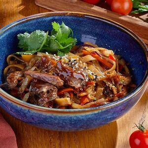 Вок с говядиной и рисовой лапшой