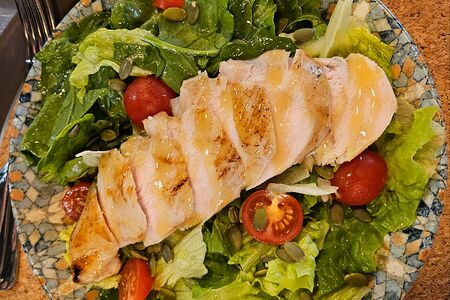 Салат зелёный с куриной грудкой 