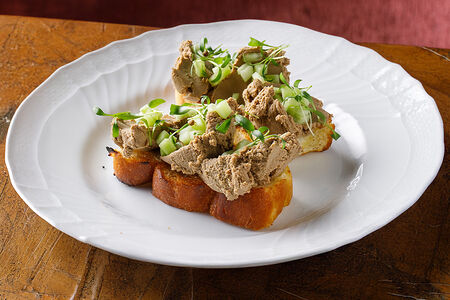 Брускетты с пате из печени цыпленка