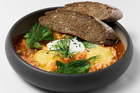 Шакшука с печёным перцем и томатами