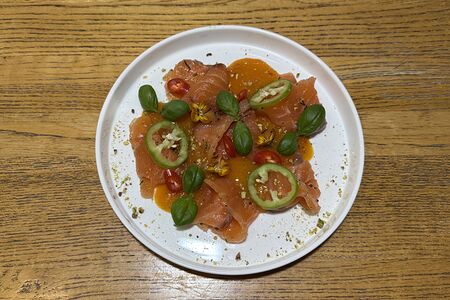Крудо из маринованного лосося с пикантным соусом чили-манго и фисташками