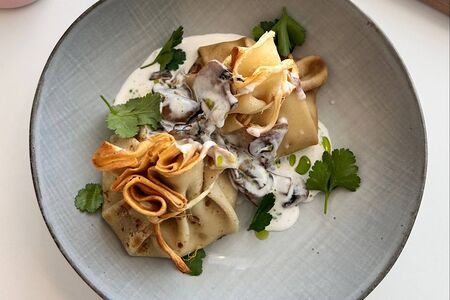 Блины с картофельным пюре и грибным жюльеном