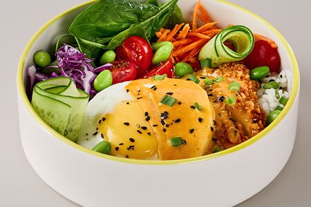 Боул с хрустящей индейкой и овощами