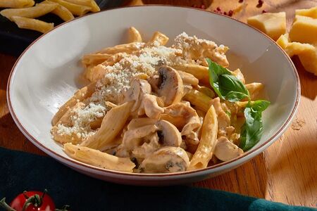 Пенне с куриной грудкой и грибами