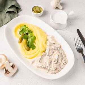 Бефстроганов с мятым картофелем с маринованными огурцами и грибами