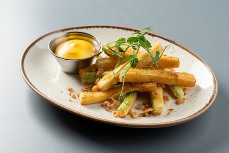 Цукини фри с сырным соусом