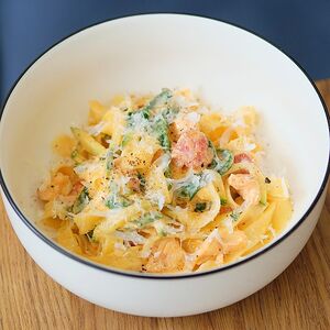 Фетучини с лососем, томатами и цукини