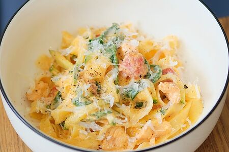 Фетучини с лососем, томатами и цукини