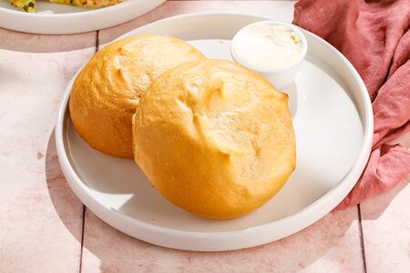 Хлебная корзина со сливочным маслом