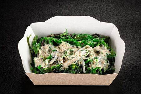 Салат Чука с ореховым соусом