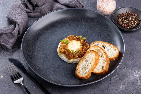 Запеченный камамбер с пряной грушей