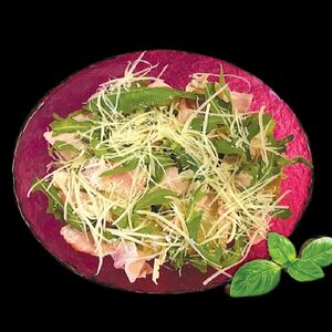 Салат с беконом и рукколой