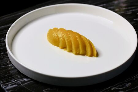 Персик консервированный